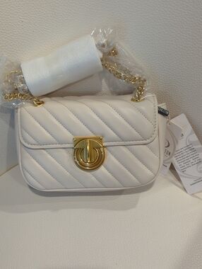 Quilted Cream Crossbody Bag with Gold-Tone Chain and Magnetic Clasp